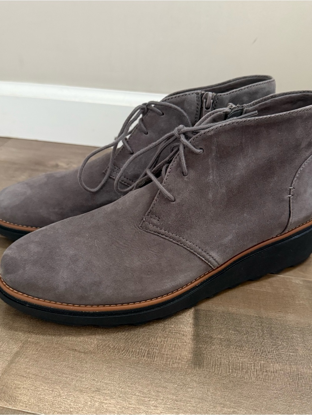Clarks Collection Sharon Hop Gray Suede Chukka Boot Women 10.5 Zip Wedge Ankle